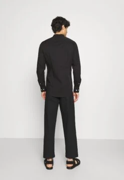 Pier One Muscle Fit Stand- Camisa - Black -Pier One Mode Outlet Tienda 0baebc4f5c6545e38aaa3b4f90cebbda