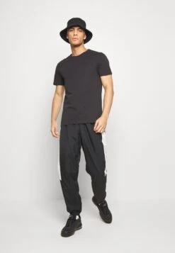 Pier One 7 Pack - Camiseta Básica - Black -Pier One Mode Outlet Tienda 30a3e0dc5da04a31ab70269ed3a302e3