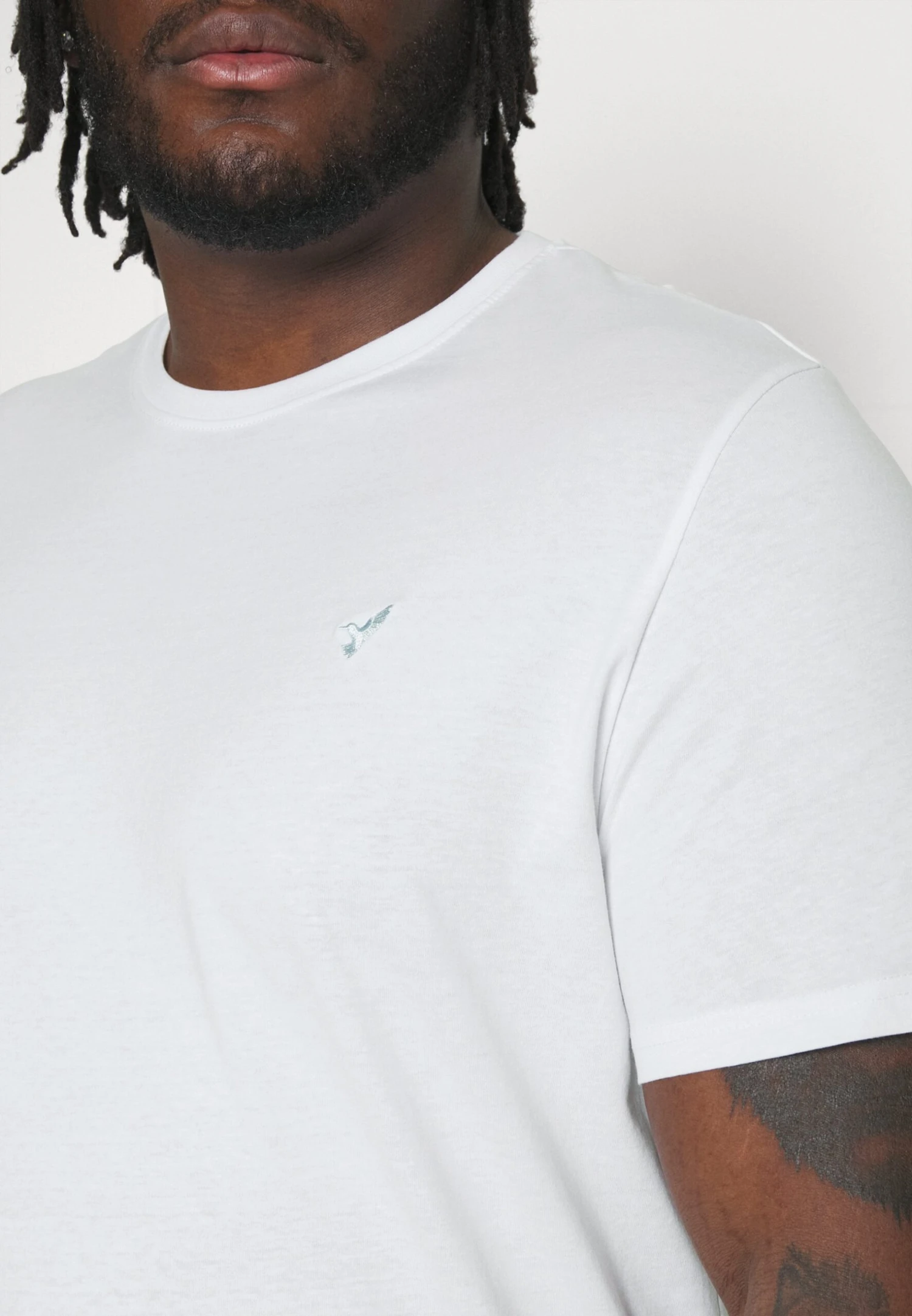 Pier One 5 Pack - Camiseta Básica - White/Mottled Dark Grey/Bordeaux 8 Pier One 5 Pack - Camiseta Básica - White/Mottled Dark Grey/Bordeaux - Imagen 8