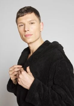 Pier One Albornoz - Black 9 Pier One Albornoz - Black -Pier One Mode Outlet Tienda 46ddd89e67e647d9a552c22e74d82b35