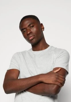 Pier One Unisex 5 Pack - Camiseta Básica - Black /Dark Blue/Dark Green -Pier One Mode Outlet Tienda 5a5f64d2aa404b7aa94ccdac681bdd95