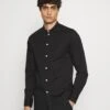 Pier One Muscle Fit Stand- Camisa - Black