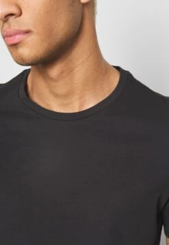 Pier One 7 Pack - Camiseta Básica - Black -Pier One Mode Outlet Tienda 9ff1310308384925af8ab3297a7ee42a